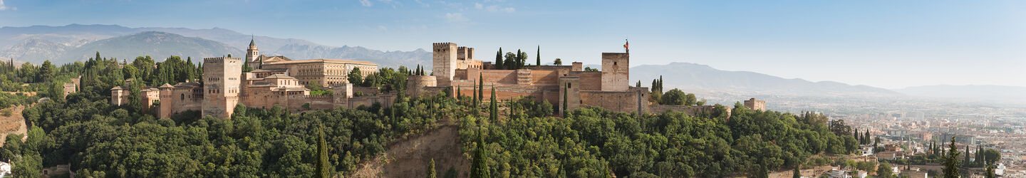Blick auf die Alhambra in Granada © iStock.com / aprott