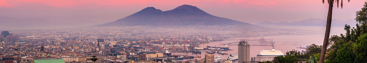 Neapel und der Vesuv bei Sonnenuntergang © iStock.com / Eloi_Omella