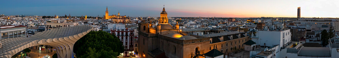 Sonnenuntergang über der Altstadt von Sevilla © iStock.com / Nicola Colombo