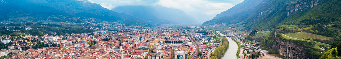 Blick auf Trento und die Etsch © iStock.com / saiko3p