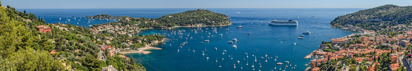 Küste, mit Blick über die Dächer von Nizza ins Meer © iStock.com / elmvilla
