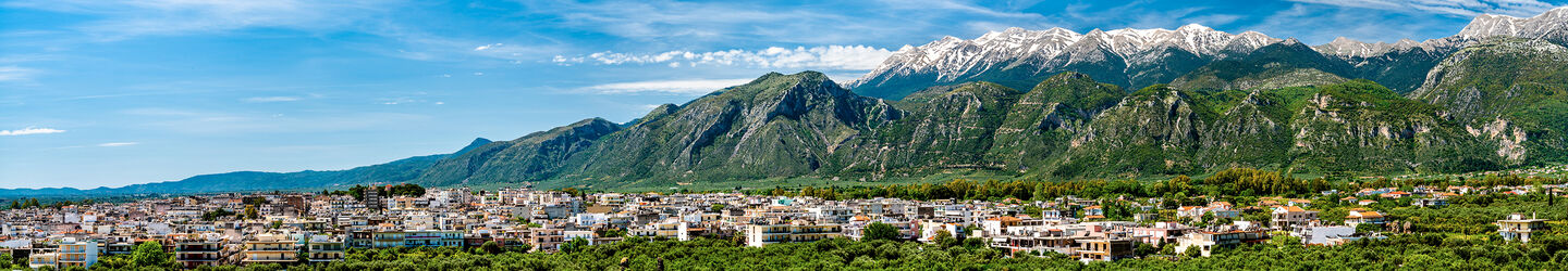 Panorama von Sparta mit Taygetos Bergen © iStock.com / Leonid Andronov
