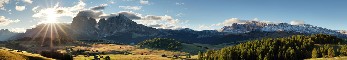 Blick über die Seiser Alm in Südtirol © iStock.com / TomasSereda